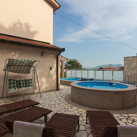 Сasa de vacaciones Vele With Pool