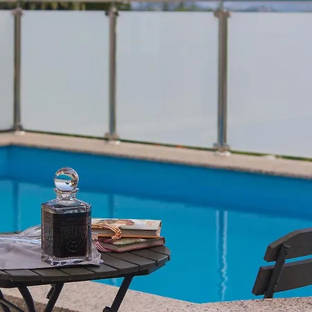 Сasa de vacaciones Vele With Pool *